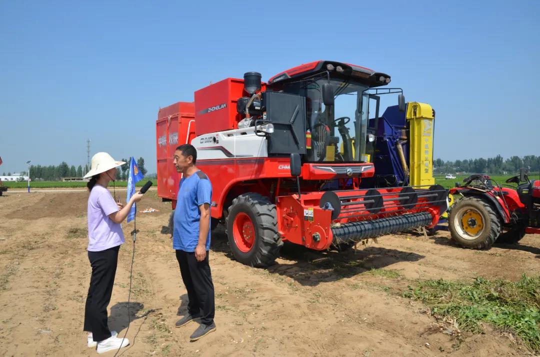 中聯(lián)收獲在石家莊花生生產(chǎn)農(nóng)機(jī)推廣田間日活動上大顯神威,用戶直接提兩臺一年作業(yè)兩千多畝
